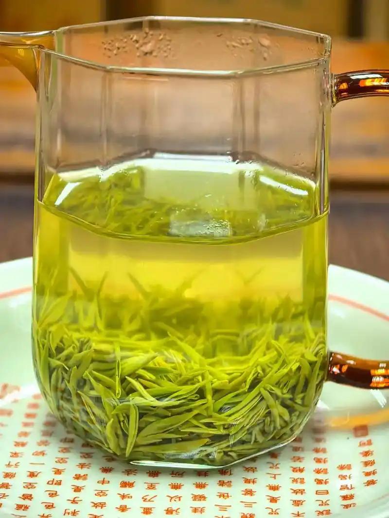 信阳毛尖茶汤清激明亮
       喝信阳毛尖，茶汤门道多。优质信阳毛尖茶汤嫩绿