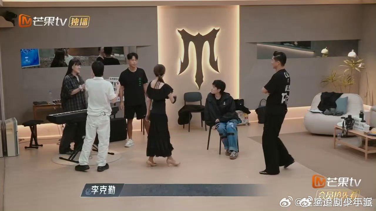 #黄潇是李克勤见过编舞最快的人#黄潇刚听到歌就能很快的编出舞来，怪不得李克勤都忍