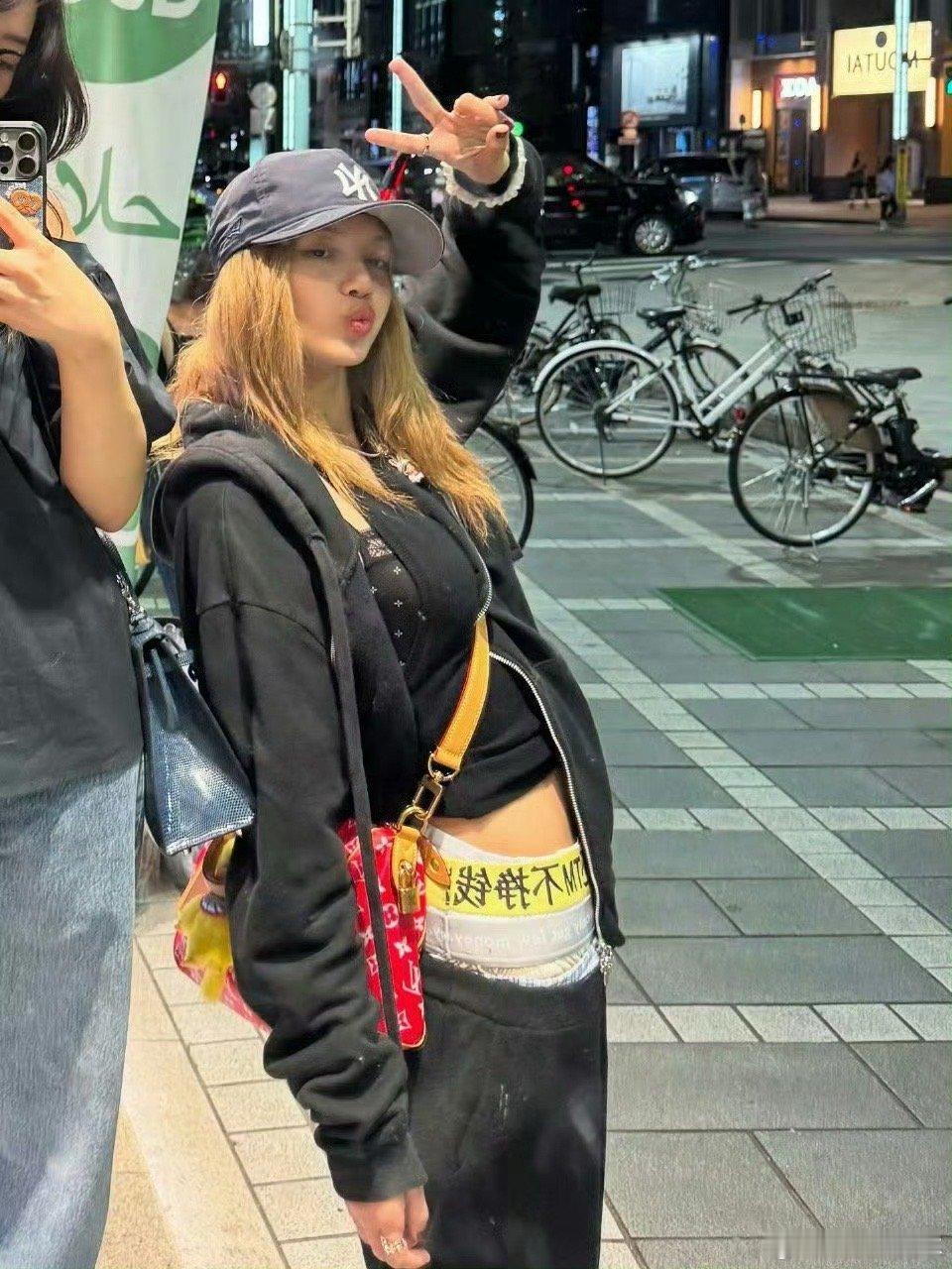 Lisa裤子上的中文第一次我觉得，我比女明星更适合这身穿搭 ​​​