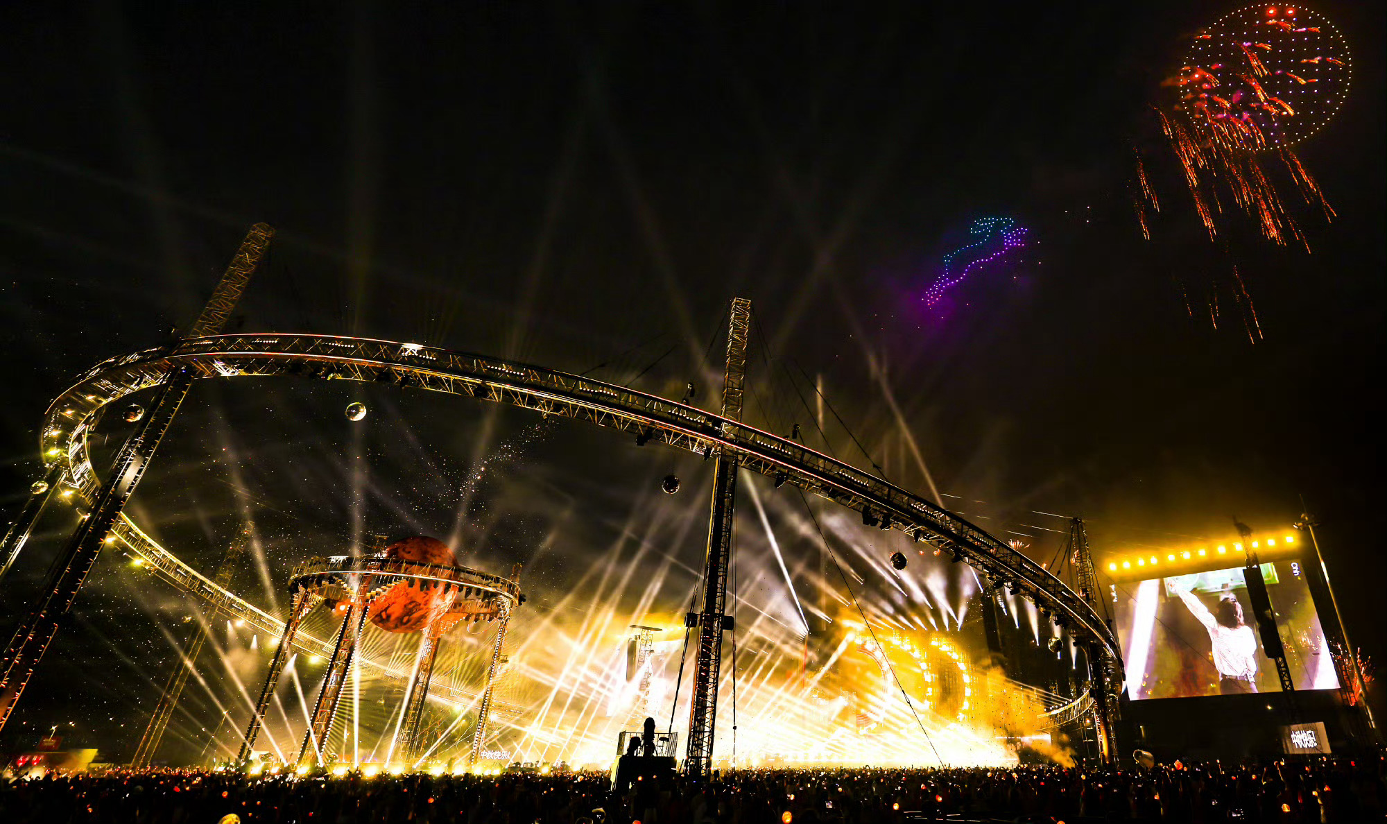 华晨宇火星演唱会舞美已经nextlevel了一直在更新，粉丝还是吃太好了[点赞]