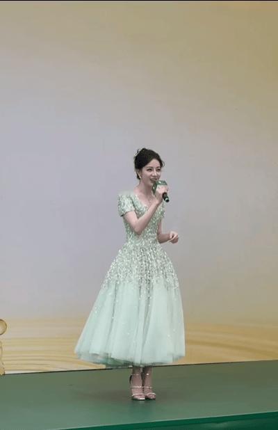 迪丽热巴，去年是首位登上芭莎金九的90花，今年是首位连登芭莎金九的90花 ​​​