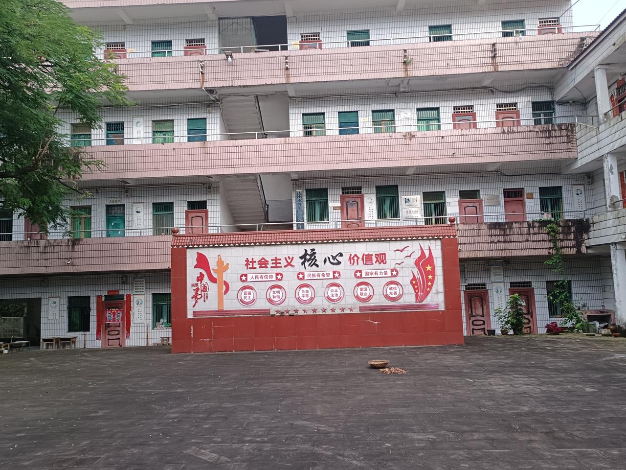 归乡雅聚酬友
 
十二归乡逢雅宴，建华盛意拳拳。
向校长、全师长，相聚乐陶然。