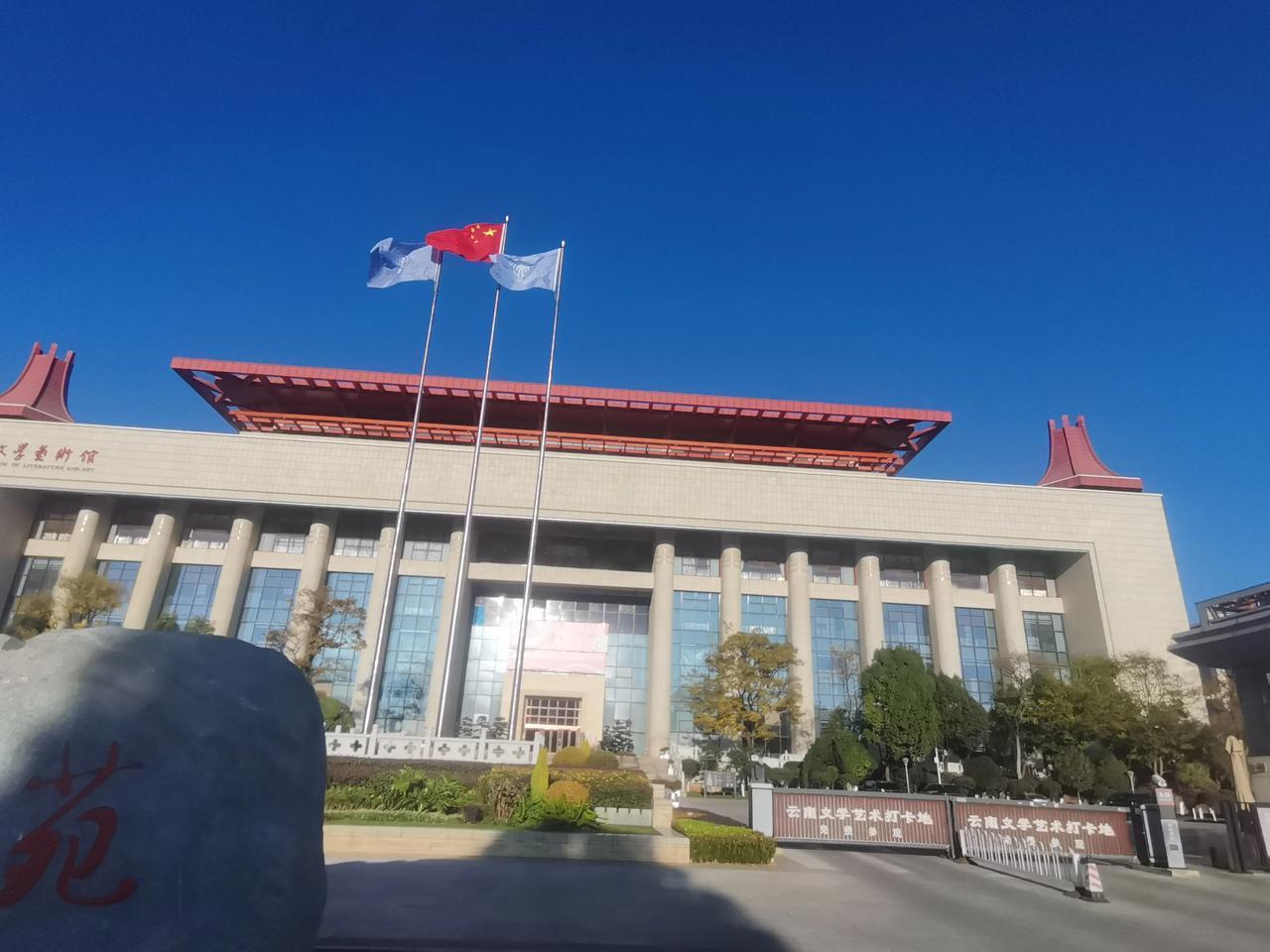 云南文学馆位于昆明市，官渡区宝象河畔，与官渡古镇隔一条宝象河及云秀路，与云南的省