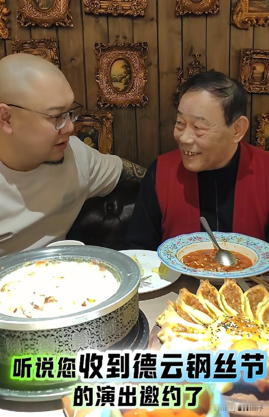 杨仪在直播间故意把钢丝节说成肛门节，后面的小助理还咧着嘴笑。

还说人家没有邀请