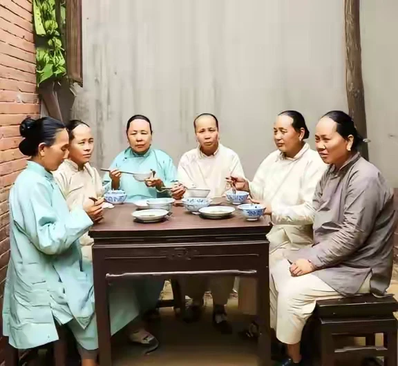 地主家女眷｜1901年 拍摄于杭州。六个人，四菜一汤，她们上不了正席。老照片