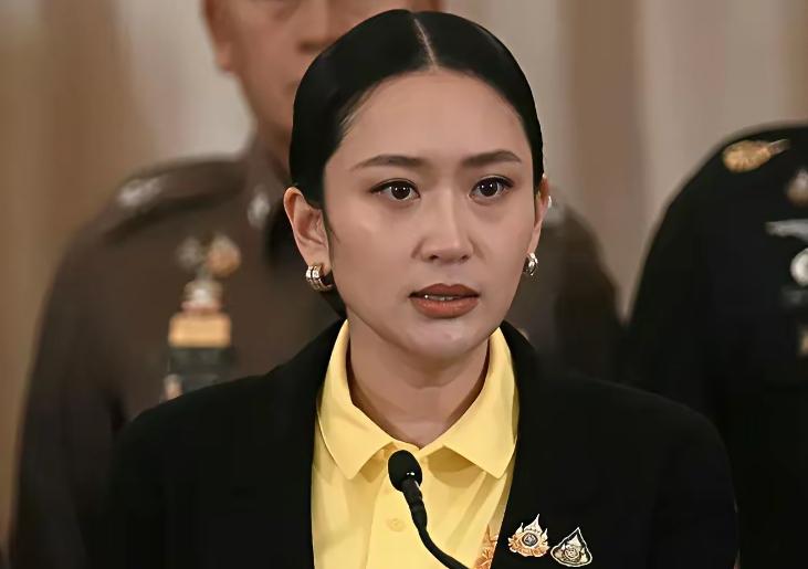 很多人以为泰国总理佩通坦下台，是那通电话惹的祸。错了！那通电话，泰国人民早就原谅