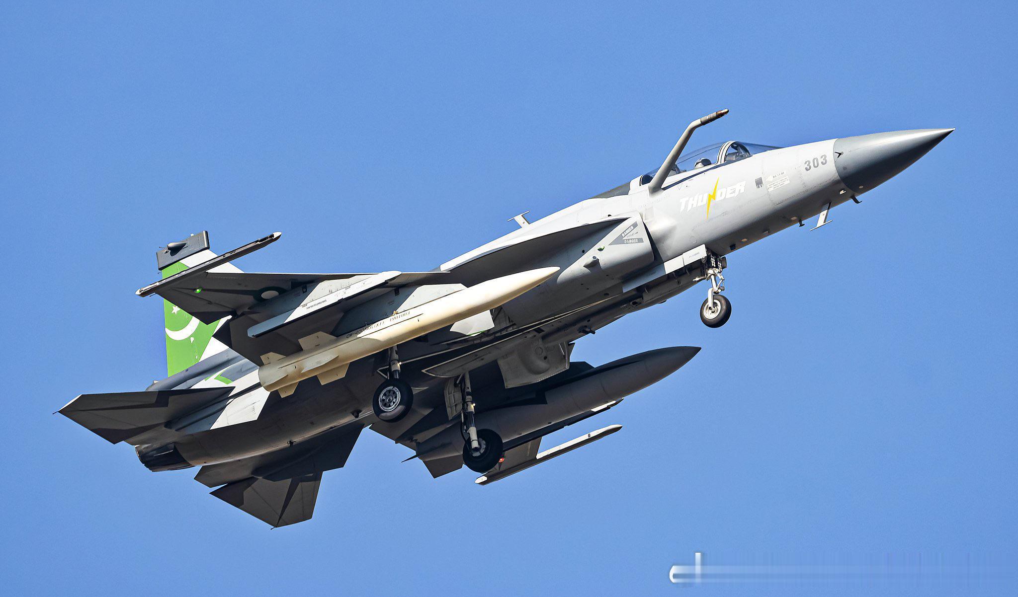 挂载CM-400AKG超音速空地/反舰导弹的巴基斯坦枭龙Block3 