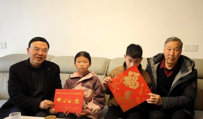 近日，叙永县老区建设促进会携手泸州银行叙永支行、叙永镇初级中学，共同组建慰问组，
