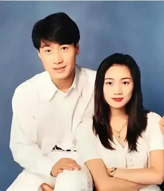 2016年，黎明和助理陈泳仪的合影，2年后，陈助理成了黎夫人。这张合影当时并没有