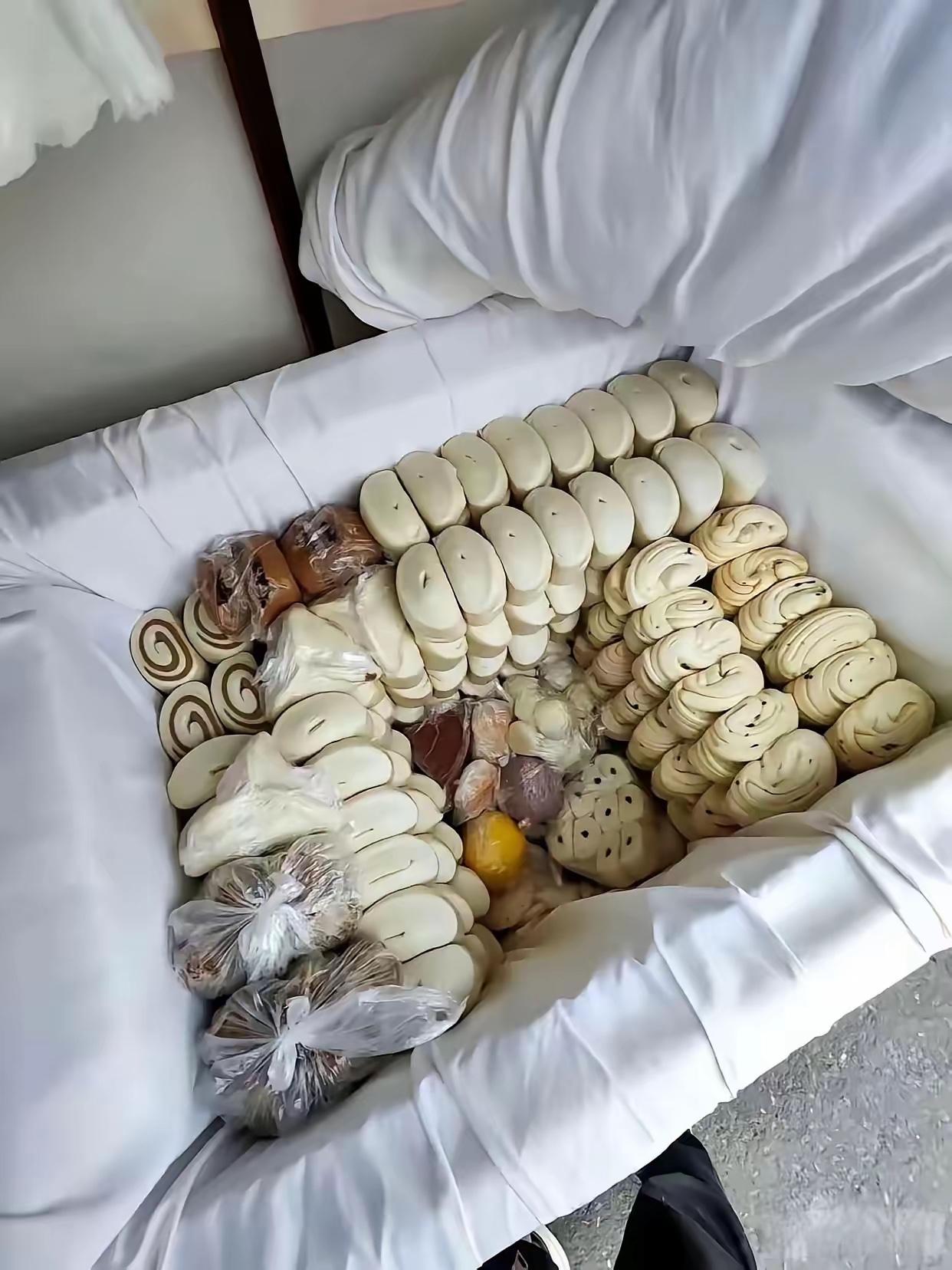 早上去地铁口摆摊，一块钱三个都卖不动，这是什么原因？左思右想，肯定是自己没有卖水