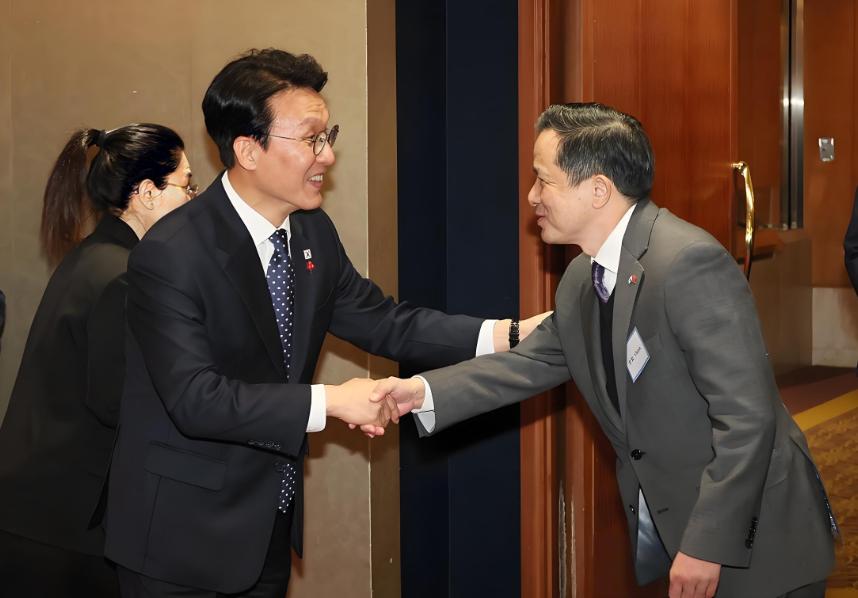 对中国就区别对待？！韩国总理金民锡招待各国驻韩外交官，却唯独把和中国外交大使戴兵