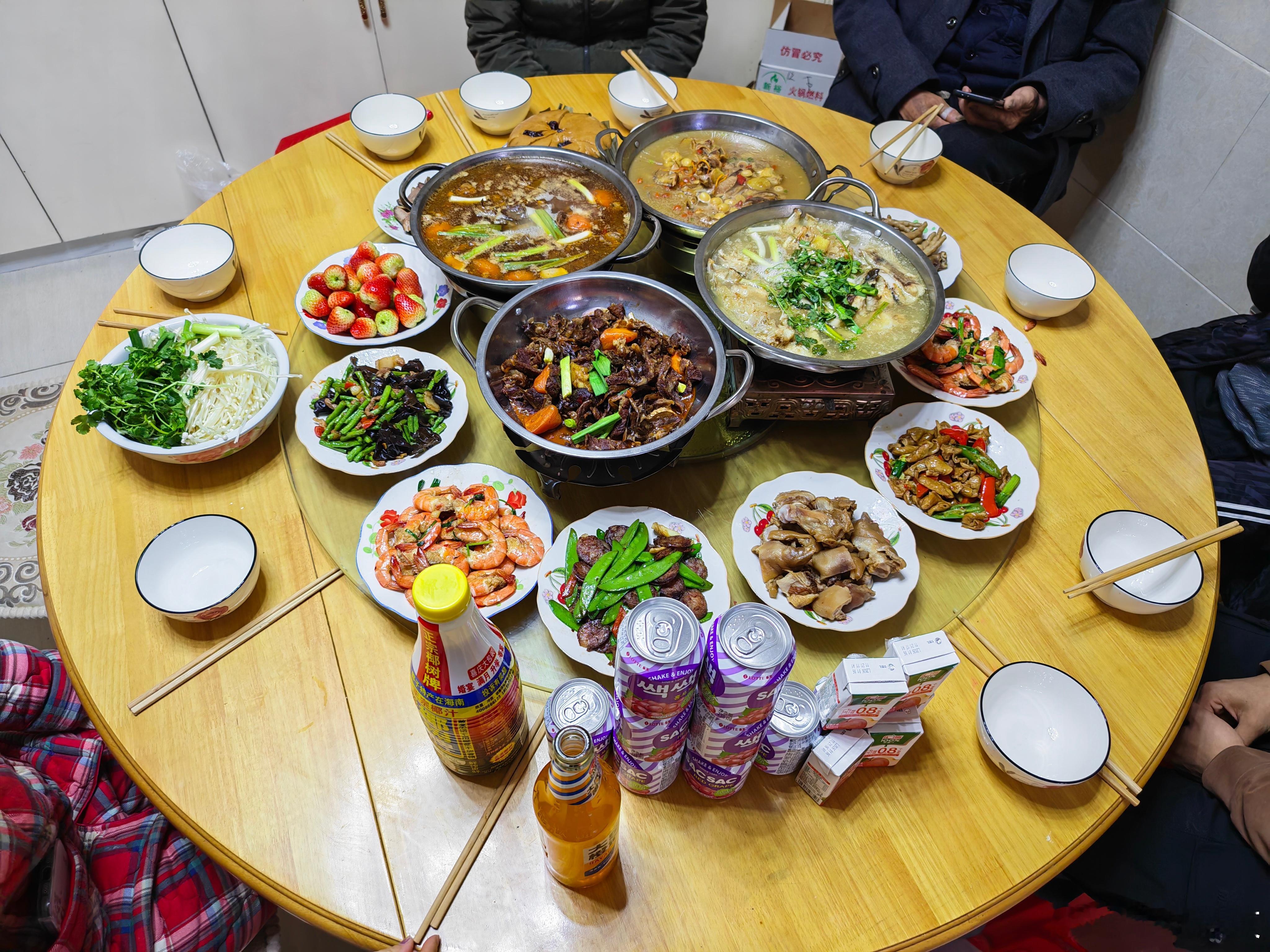 除夕年夜饭开始，大家都开吃了没？让我看看你们爸妈都做了什么饕餮盛宴？评论区晒一晒