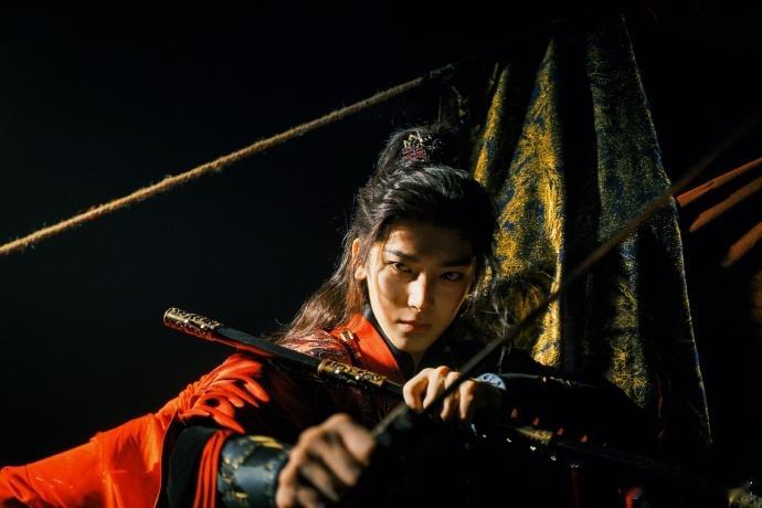 侯明昊新剧完全是主人级别 萧无衣被侯明昊演得太到位，战铠在身时锋芒毕露，眉眼间全