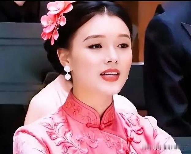 音域颜值堪称天花板，川音主唱吴思思到底错哪了？

吴思思深陷舆论风波，问题出在她