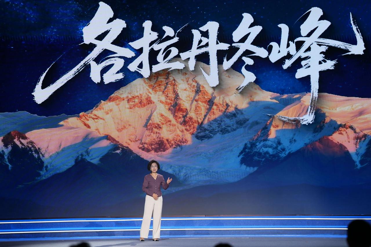 一场暴雨，凉快多了，结束工作回家。
退休了，退休金也足以保证体面的生活，继续工作