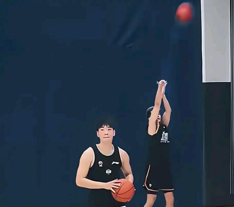 今日广州体测现场，郭艾伦的表现吸引了众多目光。作为CBA赛场上的人气王，他的身体