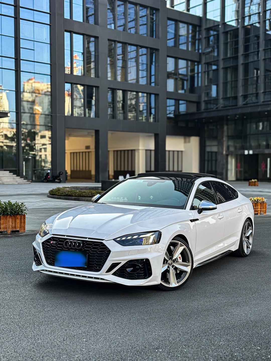 新手想玩性能车？20万就能体验到奥迪S5的傻快有感觉吗？
最近两年随着性能车行情