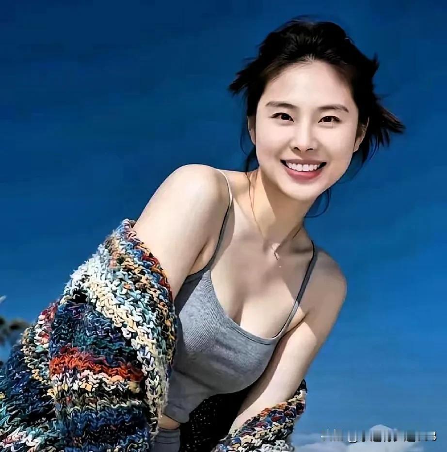 没想到30岁的女篮名将王思雨还有这么柔情似水的一面!
这姣好的颜值，迷人的体态，