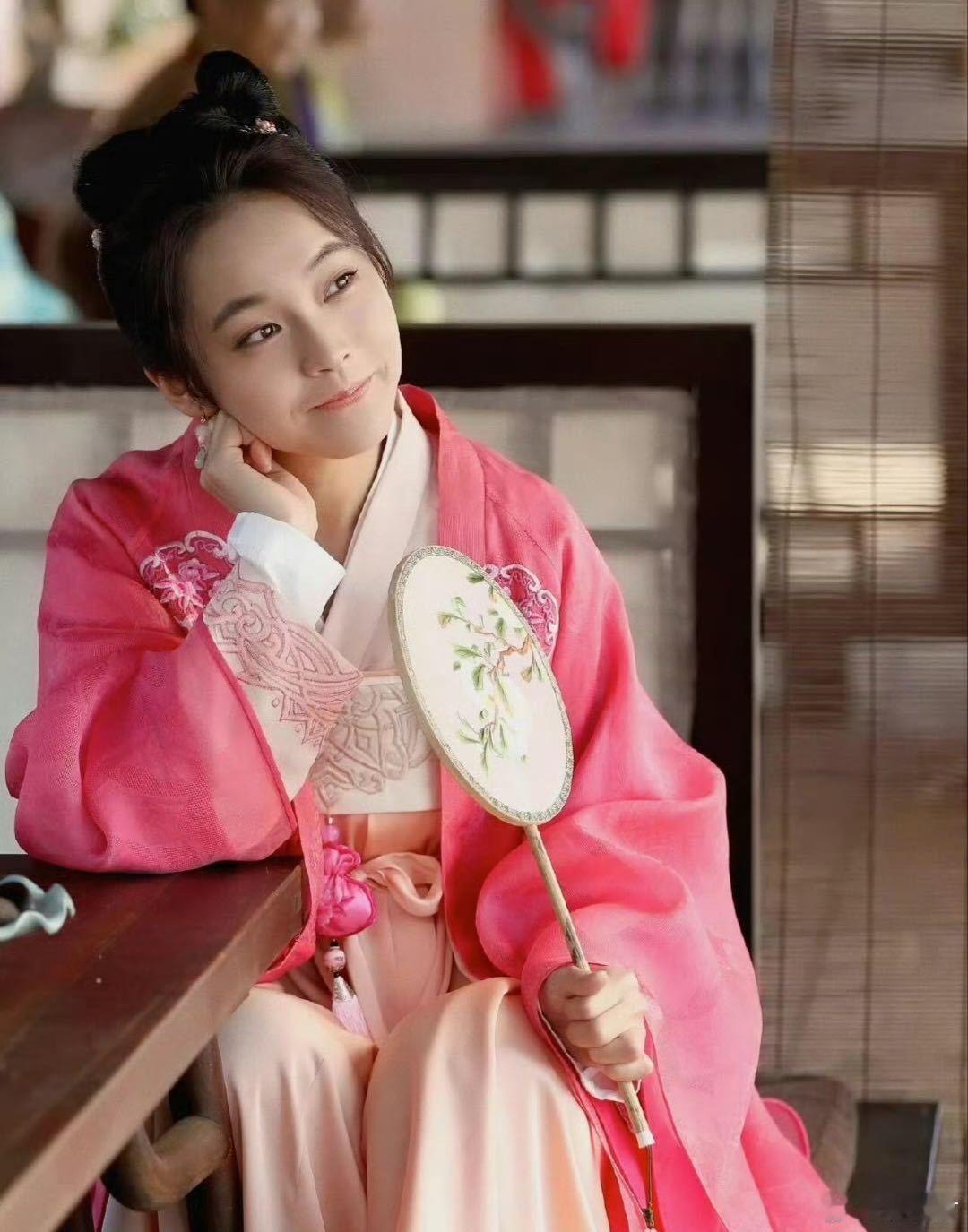 张佳宁真是古装剧中的瑰宝，她的优雅气质与灵动神韵无不让人沉醉。她的扮相让传统美学