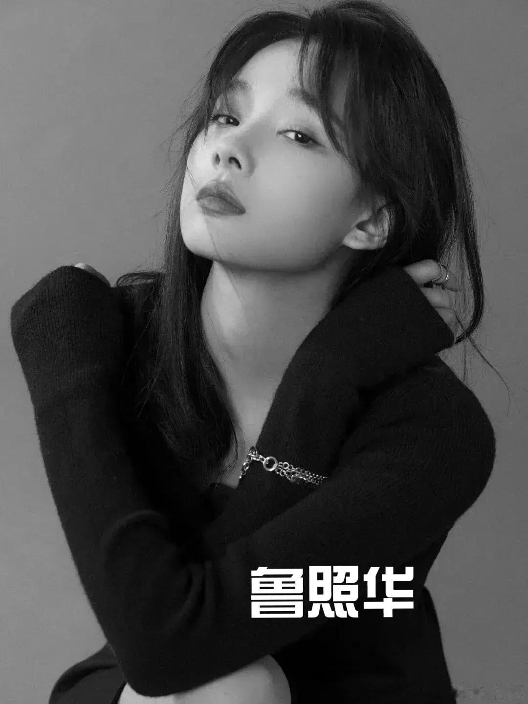 1.杨紫超级喜欢抓娃娃，一玩就能玩一两个小时，家里全是她抓的娃娃。
2.迪丽热巴