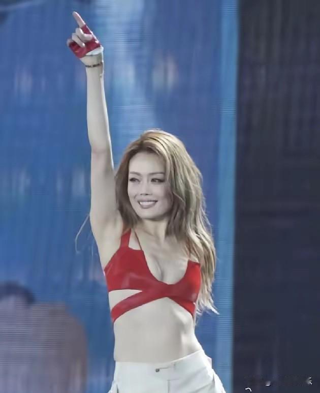 英皇群星演唱会容祖儿穿那身红色bra top出来，我直接愣住了。

连跳19分钟