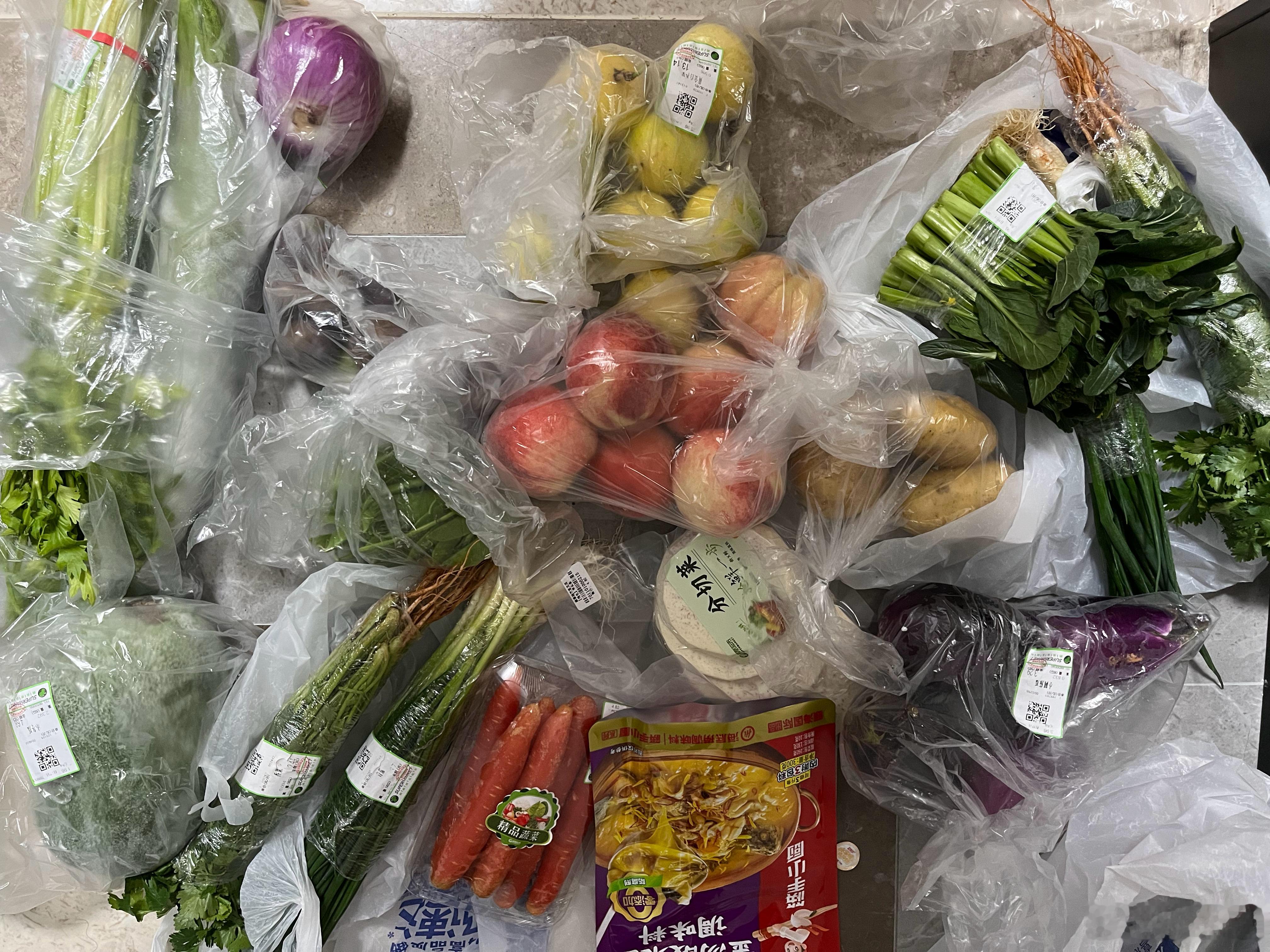 今天上午买了500元的菜这些是一家老小一个星期的食材排骨5根土猪肉三黄鸡半只海鲈
