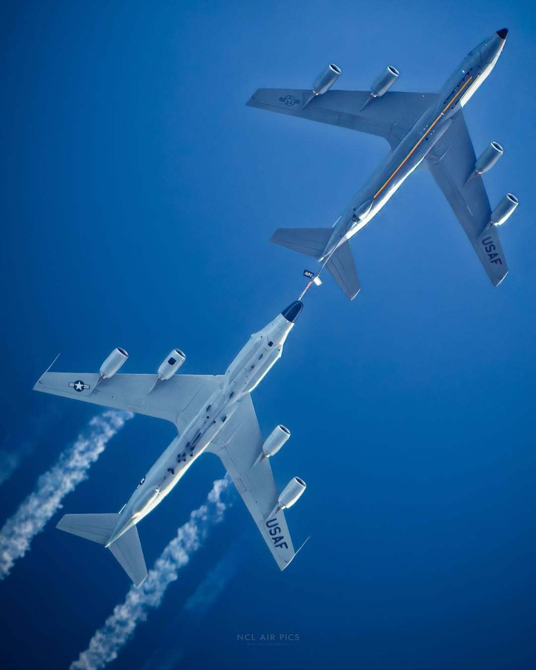 泰恩河畔纽卡斯尔上空难得一见的抓拍：驻米尔登霍尔皇家空军基地的波音 KC-135