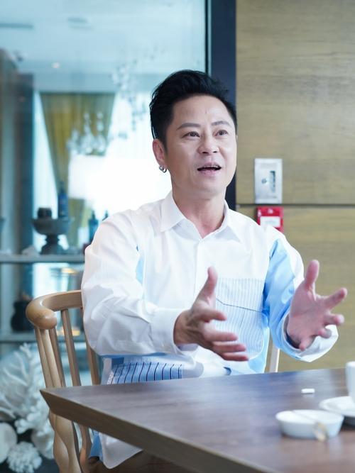 近日，草蜢组合40周年香港演唱会现场，成员蔡一杰首度公开自身病情。他含泪透露早年