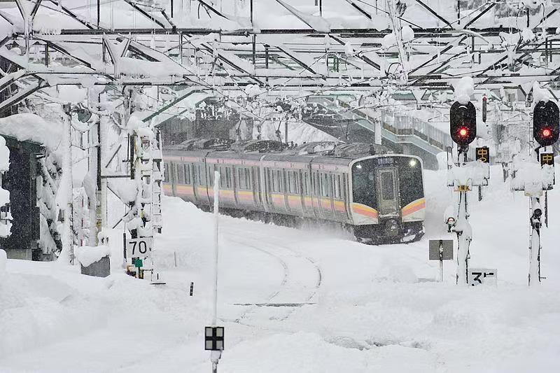 日本这个冬天的雪，下得有些沉重。根据日本总务省消防厅发布的最新统计数据，截至当地