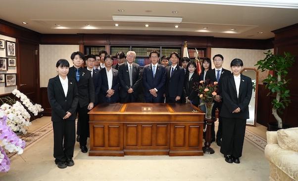 丢人现眼！
谁都不见他，
黄国昌和空桌子合影！


黄国昌的这趟日本之行
过于尴