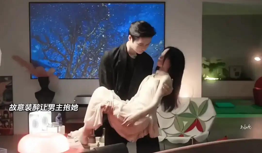 昨晚，在一个热闹的派对上，一女子假装喝醉扑向男友怀里，却暗中设局让他离开拿水。趁