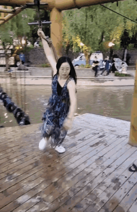 1 天呐！厉害了我的姐，这臂力惊人啊！[震惊]
2 先给个蜜枣，再赏三个嘴巴子，