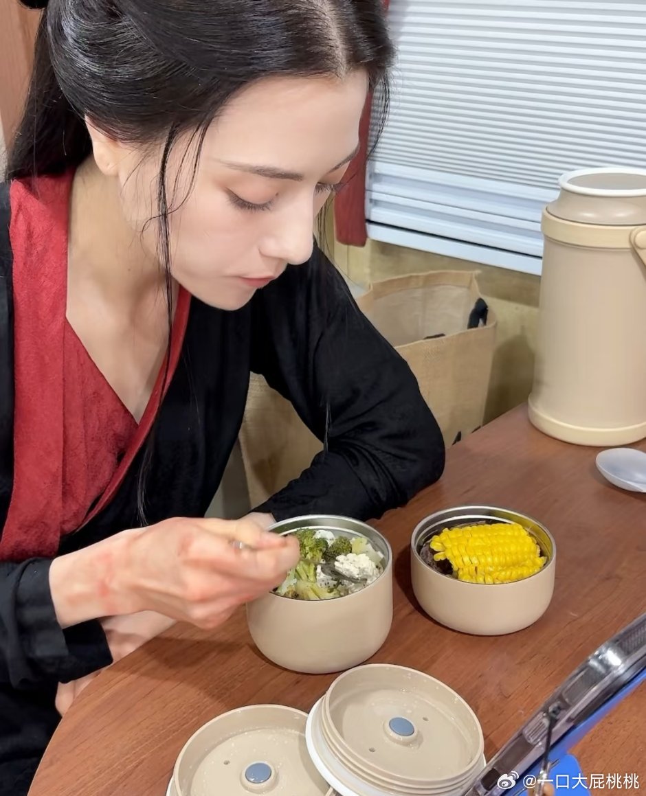 西兰花配米饭还有一块玉米🌽  这应该是拍戏期间减脂餐吧不拍戏也这么吃受得了么[