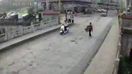 出门走路本是平常事，谁知意外从天而降。几个人靠边正常步行，丝毫没留意上方隐患。