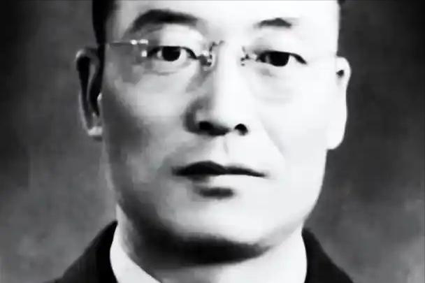 1948年，张治中让韩练成带一封信去给蒋介石。韩练成登机后，见信封未密封，便忍不