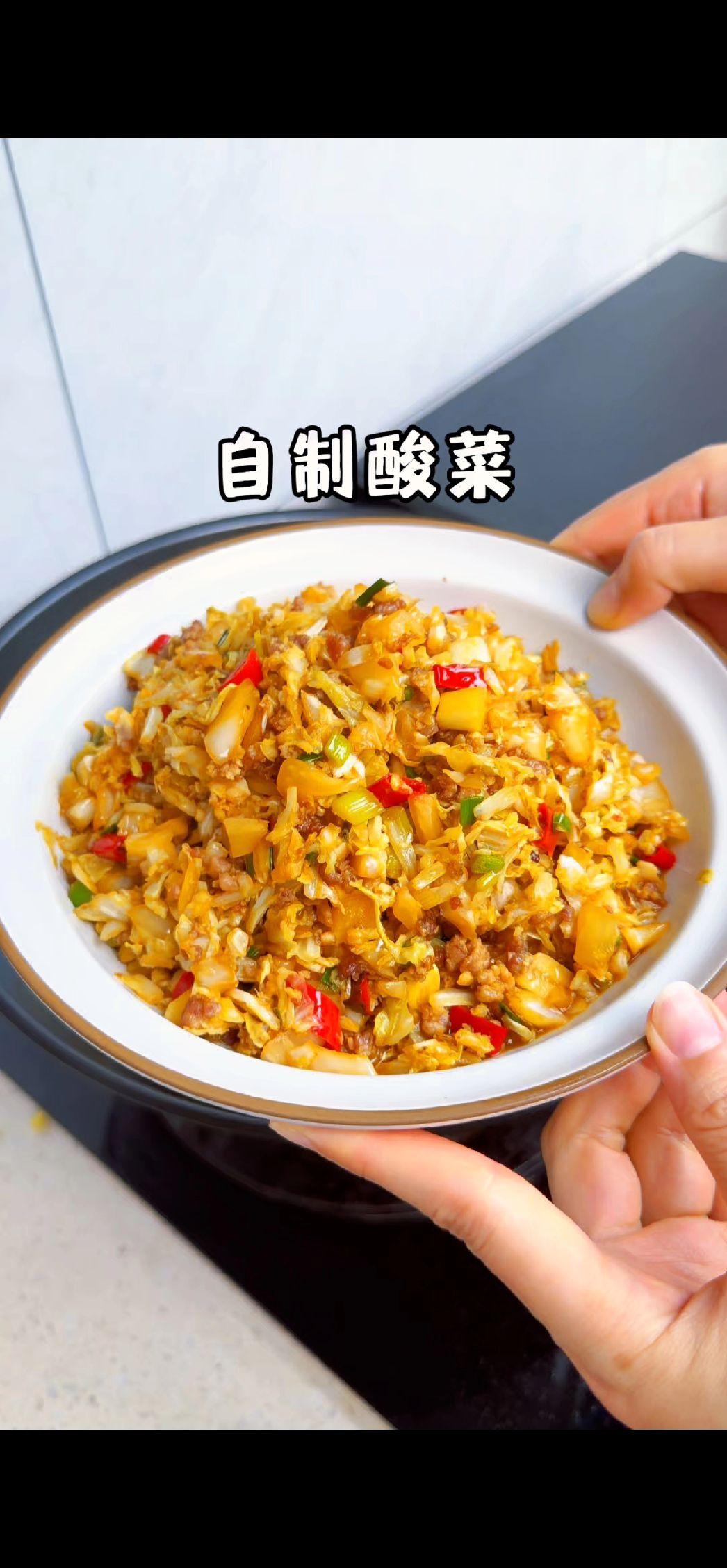 🍃包菜新吃法，酸辣脆爽超下饭！洗净的包菜切成合适大小，倒入滚烫的淘米水，水量要