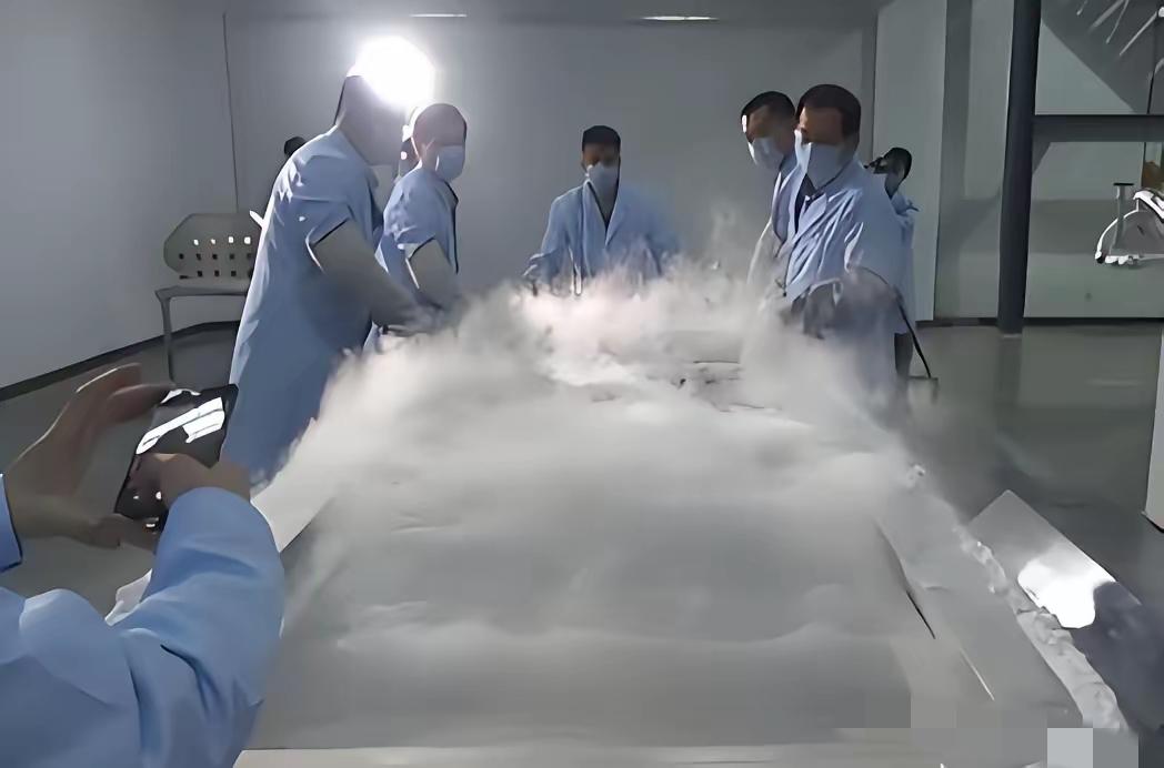 全球首例被冻了几十年的人解冻时，打开液氮罐的瞬间，在场的人都吓了一跳 —— 那场