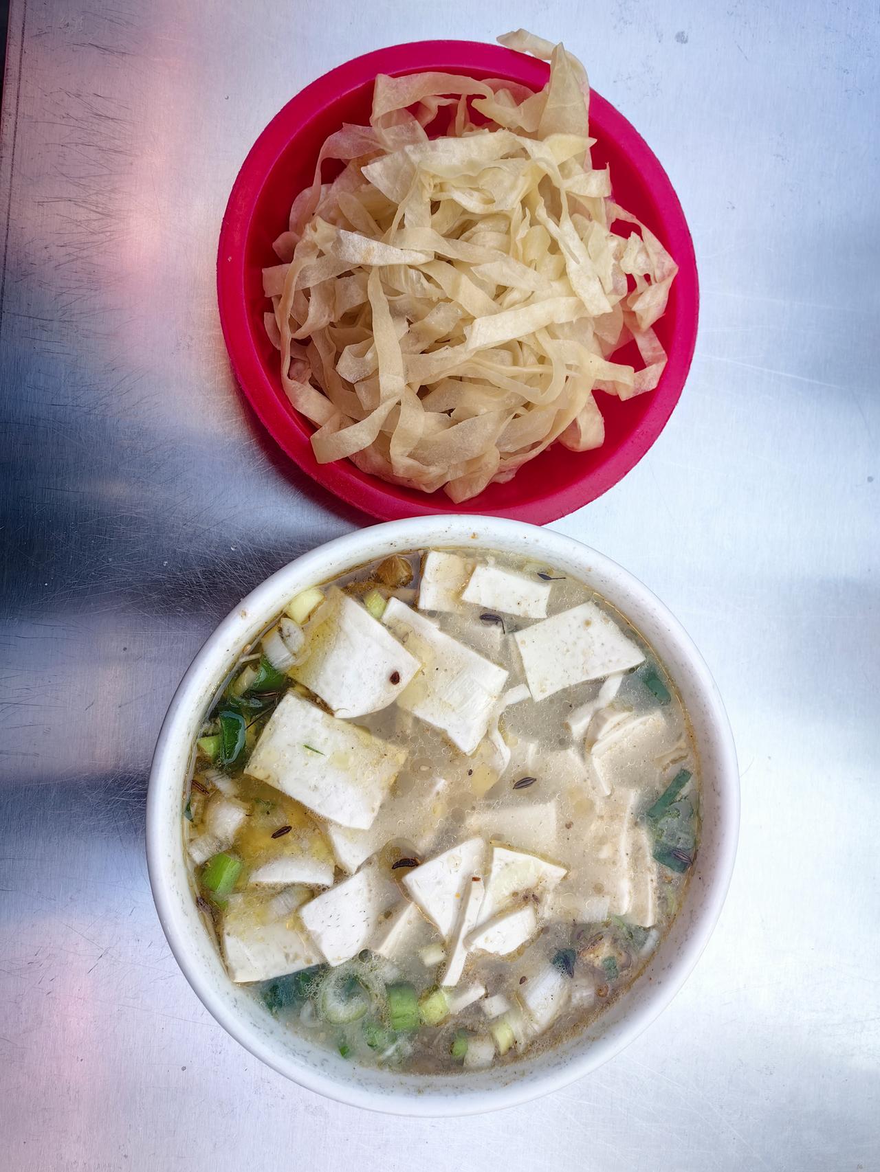 又来喝豆腐汤了！

上周刚在家复刻完奶白鲫鱼豆腐汤，1条鲫鱼配400g嫩豆腐，按