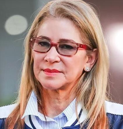 原来这位跟老公在被窝被抓走的女人也不简单！她比马杜罗大九岁，能让总统都认她当引路