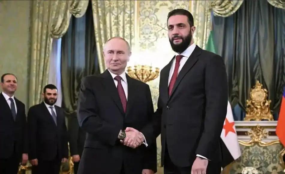 朱拉尼形象地演绎了一把什么叫成王败寇，一年前还是俄罗斯和美国的打击对象，但一年后