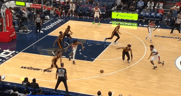 杰伦-约翰逊观察：背靠背连场三双，对阵奇才30+12+12图1争抢到地板球后持球