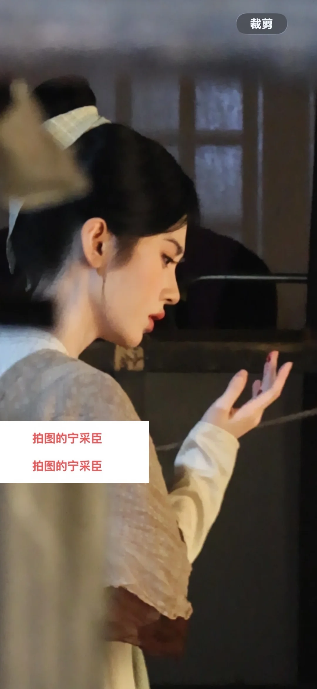 鞠婧祎 发现自己流血了。