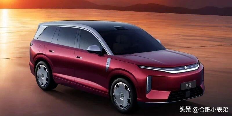 比亚迪大唐官图发布，3月5日正式亮相。
全贯穿前灯+发光LOGO，透镜采用小型多