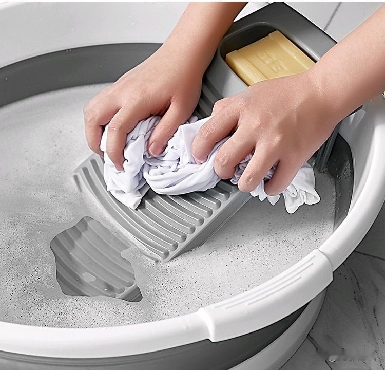 抛砖引玉，我先谈谈看法。管理层的策略是让A股“稳”字当头，这就决定了在一段时间内