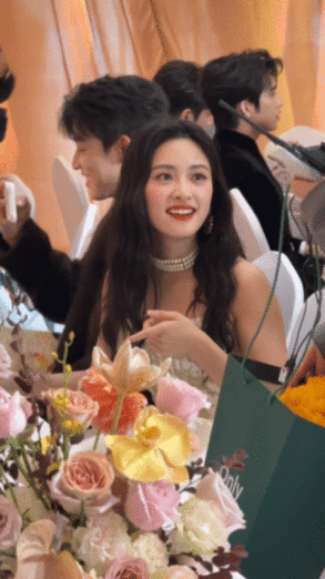 沈月戴了三层珍珠项链沈月明媚昭和风 沈月这个造型我直接OMG！完全是明眸皓齿具像