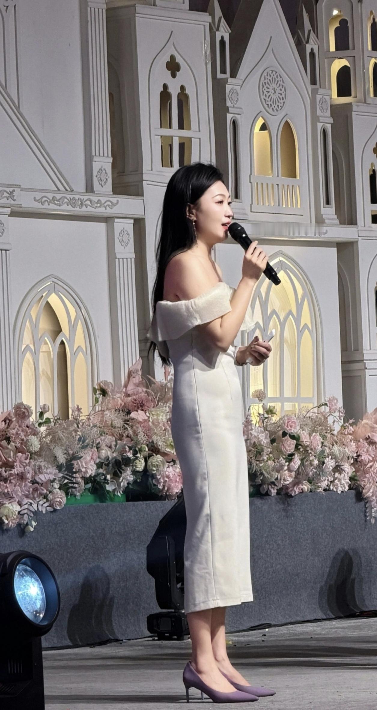 赤峰婚礼主持人，气场不输电视台，气质出众。