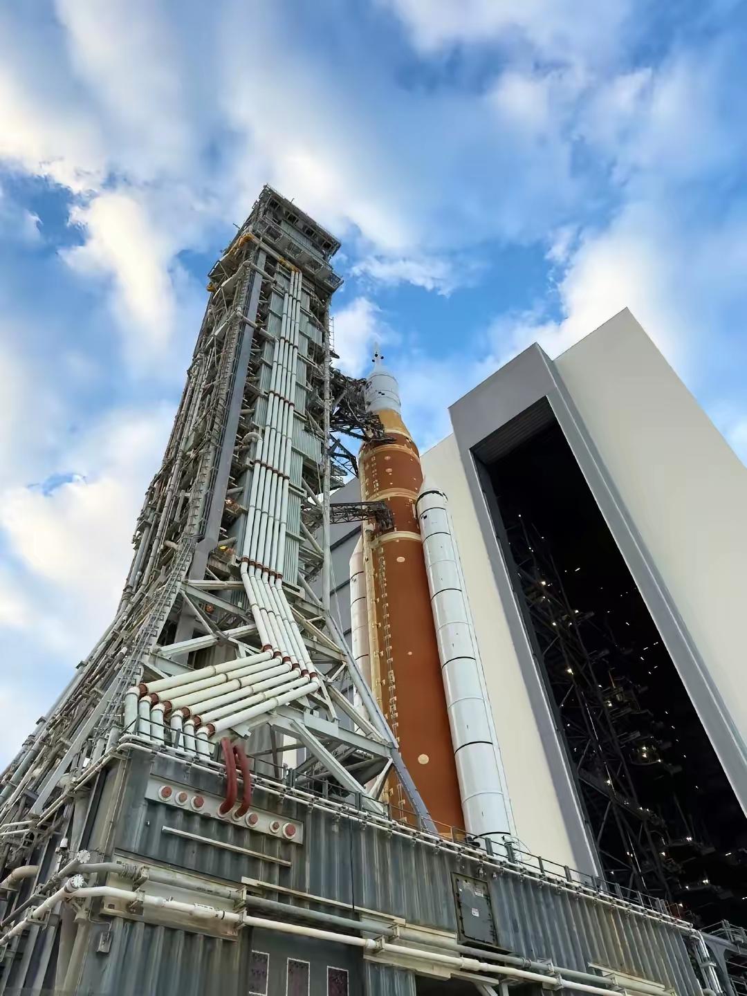 我保证，NASA会在临近发射时突然宣布延迟。

阿尔忒弥斯2号火箭已经移至发射台