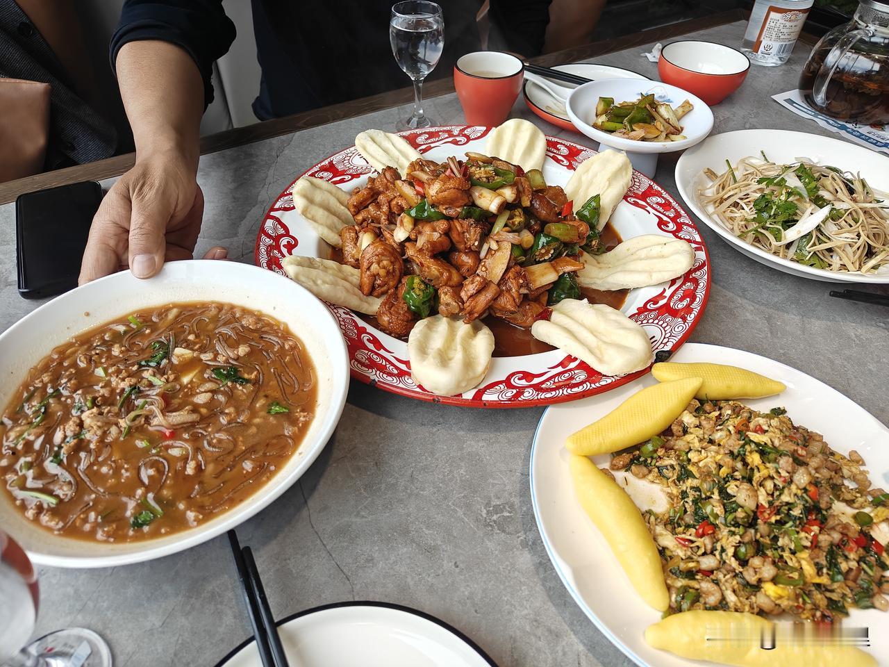 我都有点心疼商家，一桌子的菜才六十多块钱[捂脸]

今天朋友想出去到河边吃饭，结