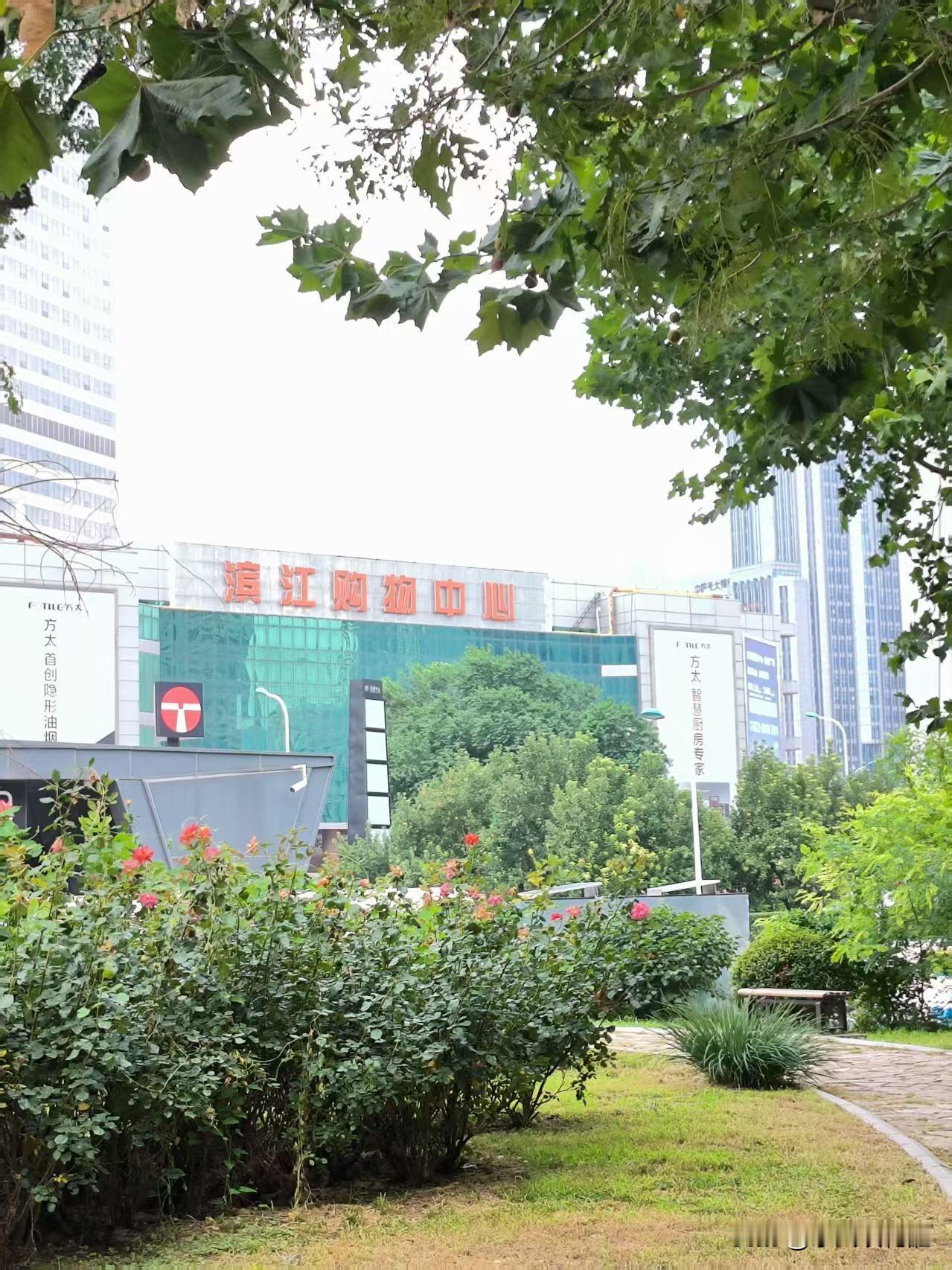 散步随拍天津街景。
你认识这些地方吗？
前几天遛弯时拍的，天热出去的少了，相册里