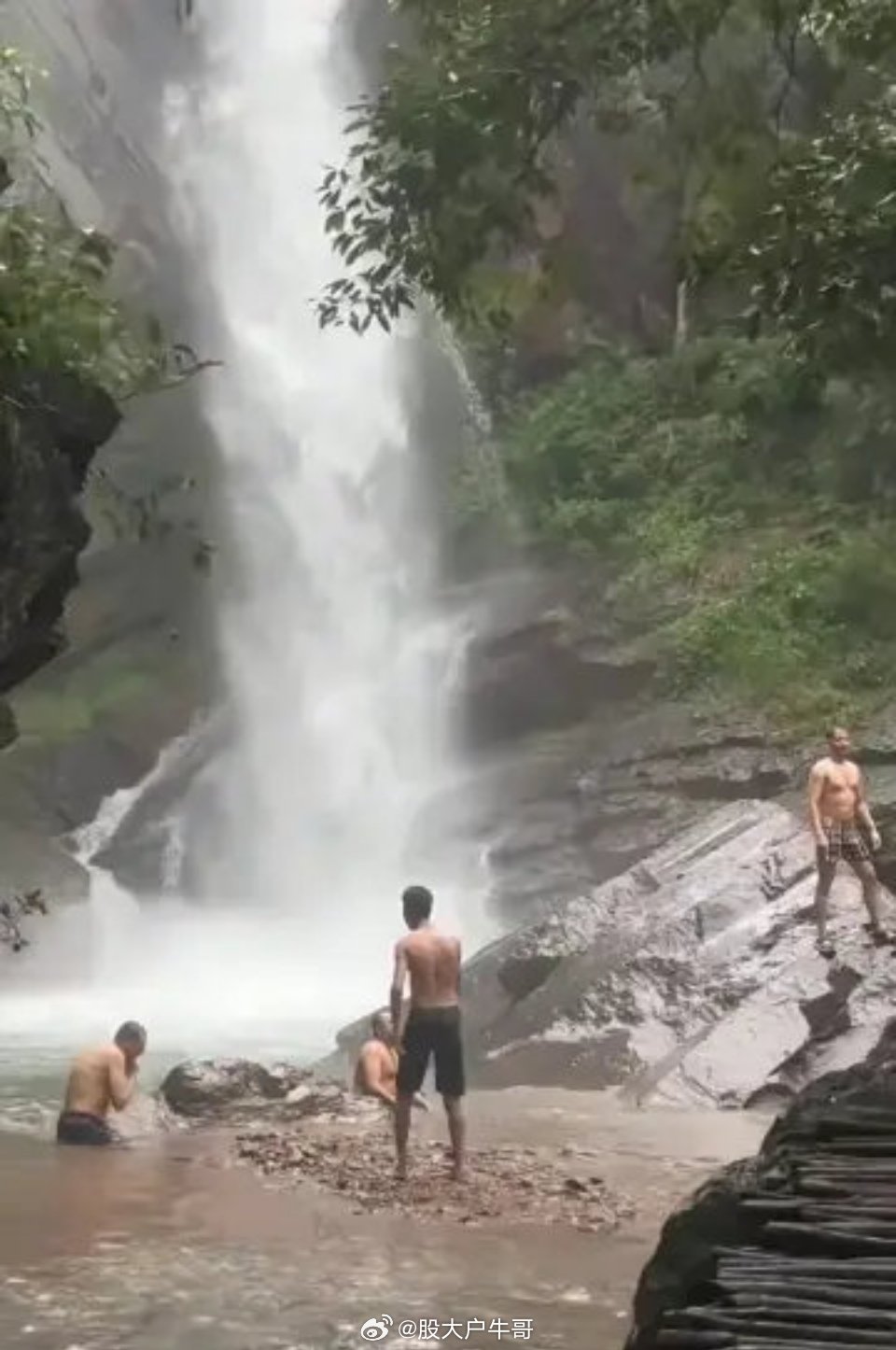 网友阻止印度游客在水源区洗澡我真的服了，这些印度人在浙江丽水保护区用肥皂洗澡！这